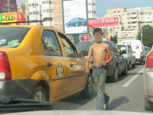 Copil care cerşea în intersecţie, izbit de o maşină